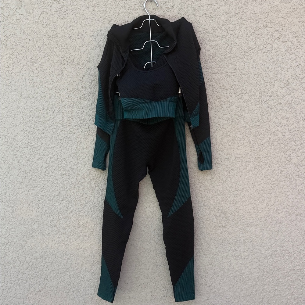 Elegant Black and Green Women's Leggings Set